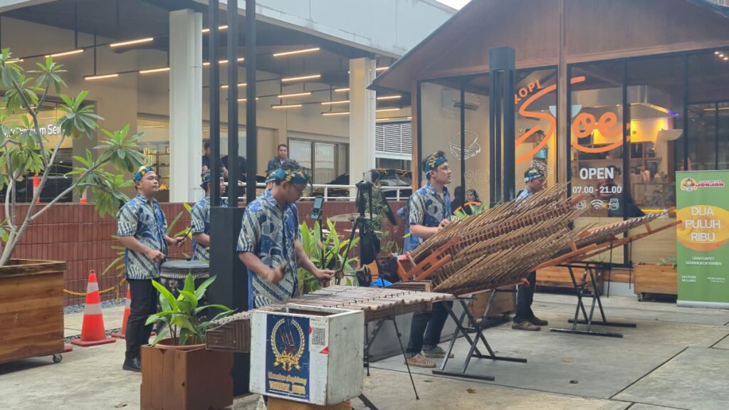 Pagelaran angklung di pusat kuliner Cawang, MTHub